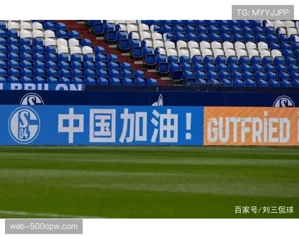 德甲“反对歧视”主题活动周，各俱乐部赛前集体展示标语